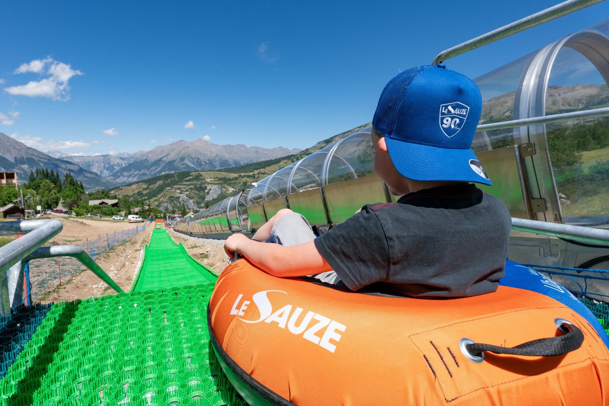 Enfant prêt pour le départ en bouée de tubing au Sauze