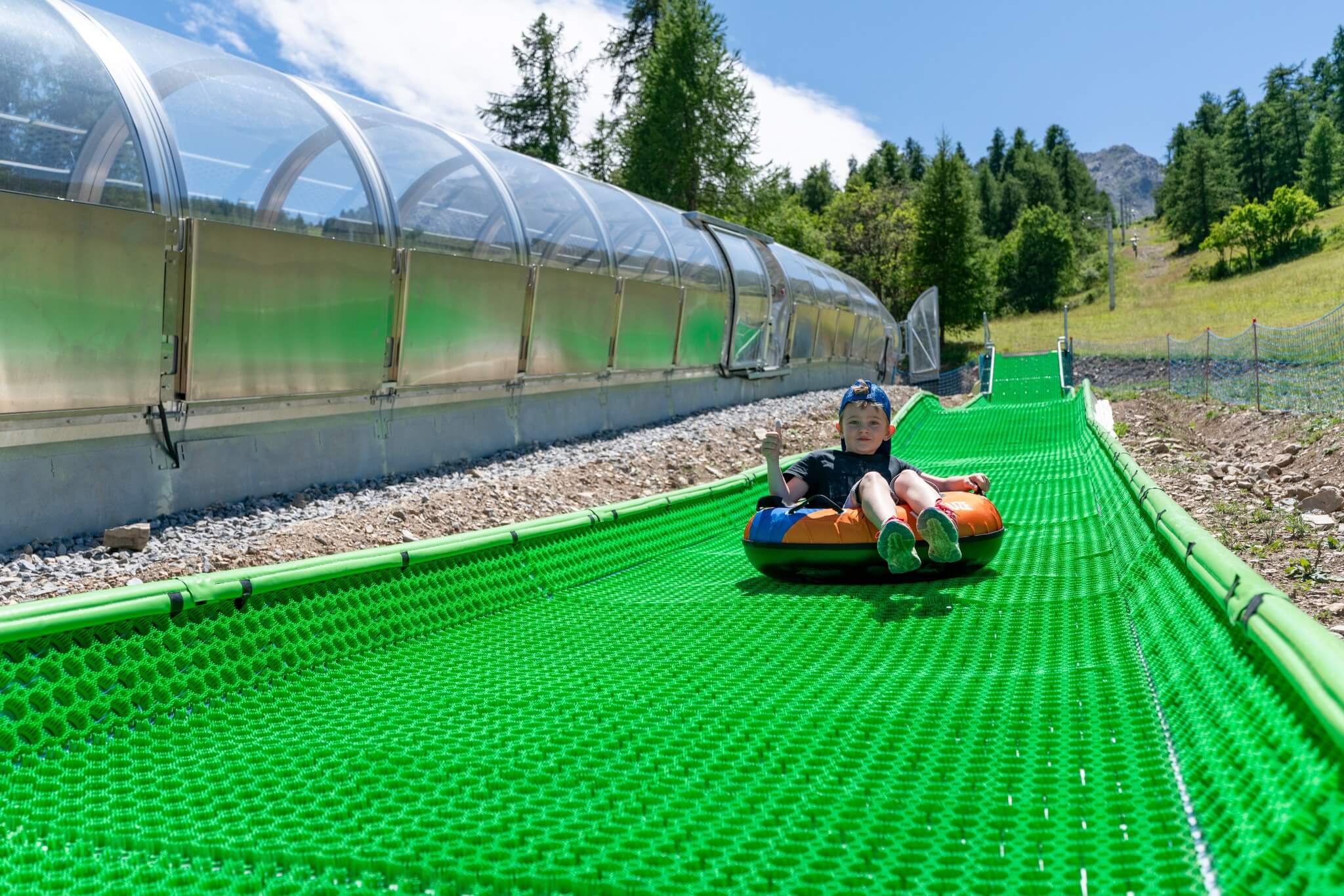 Descente de la piste de tubing synthétique