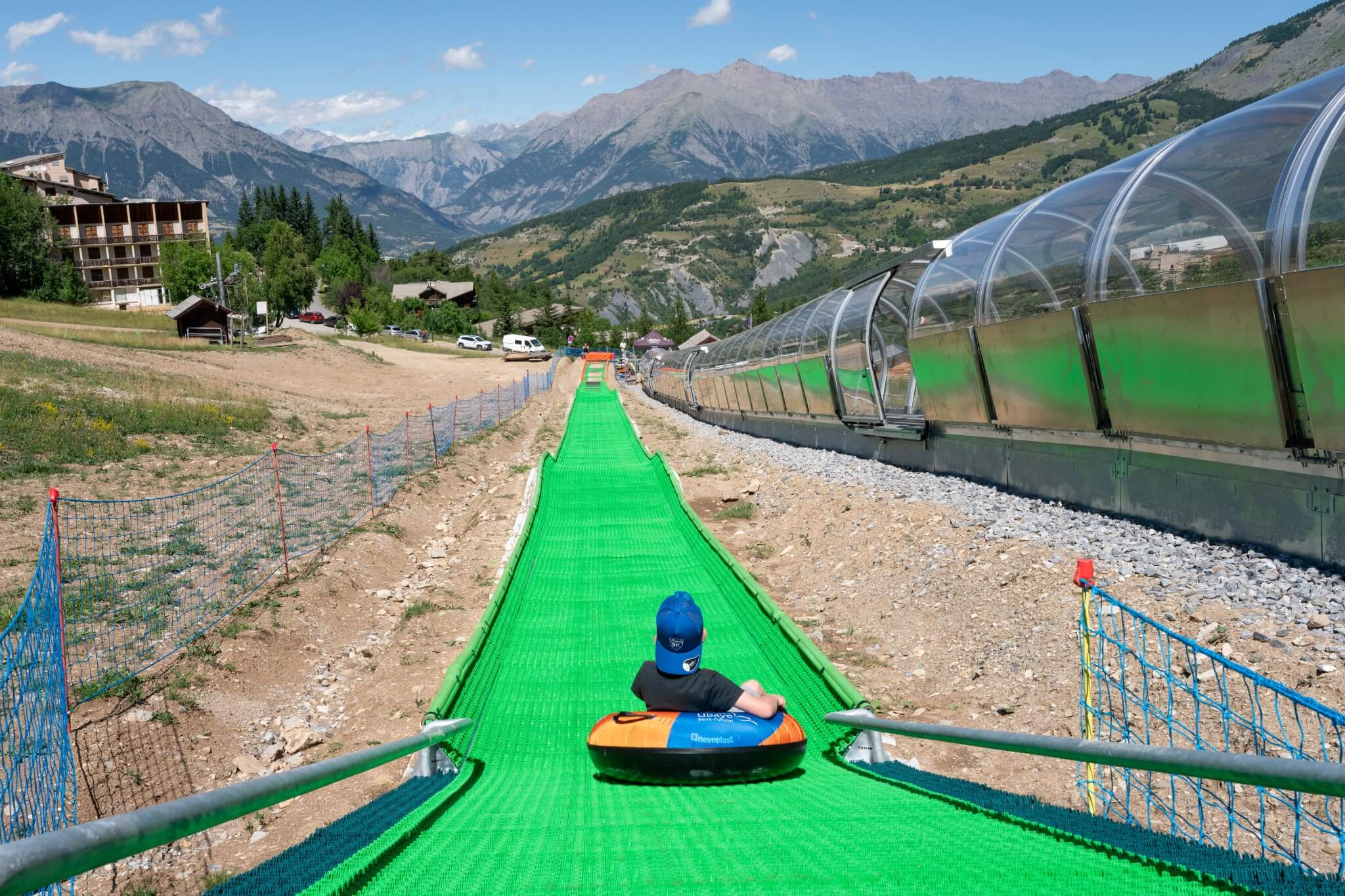 Arrivée en bas de la piste de tubing avec un pouce levé